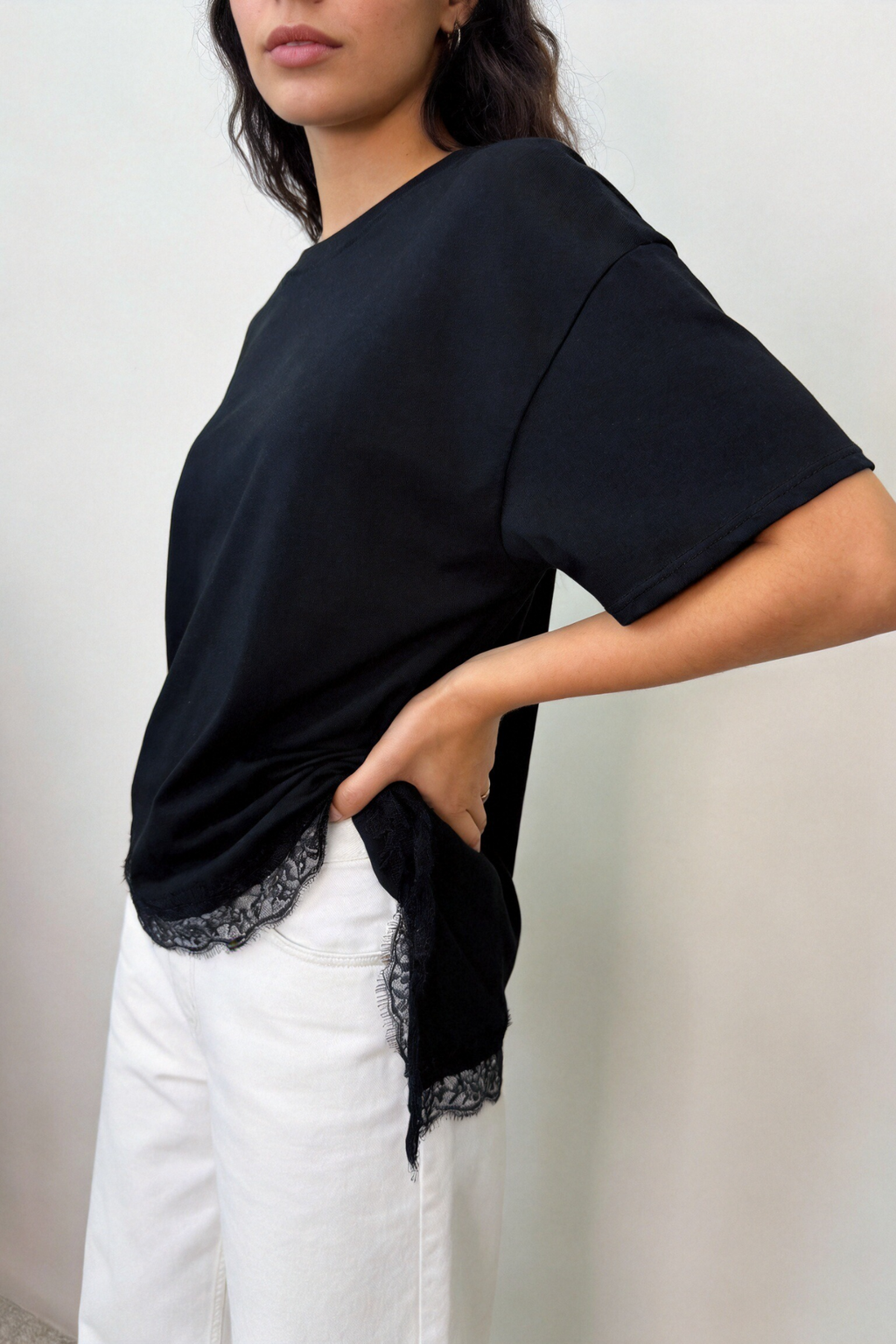 Camiseta Mujer Algodón Manga Corta Bajo Encaje Asimétrico con Apertura Lateral | Armonias