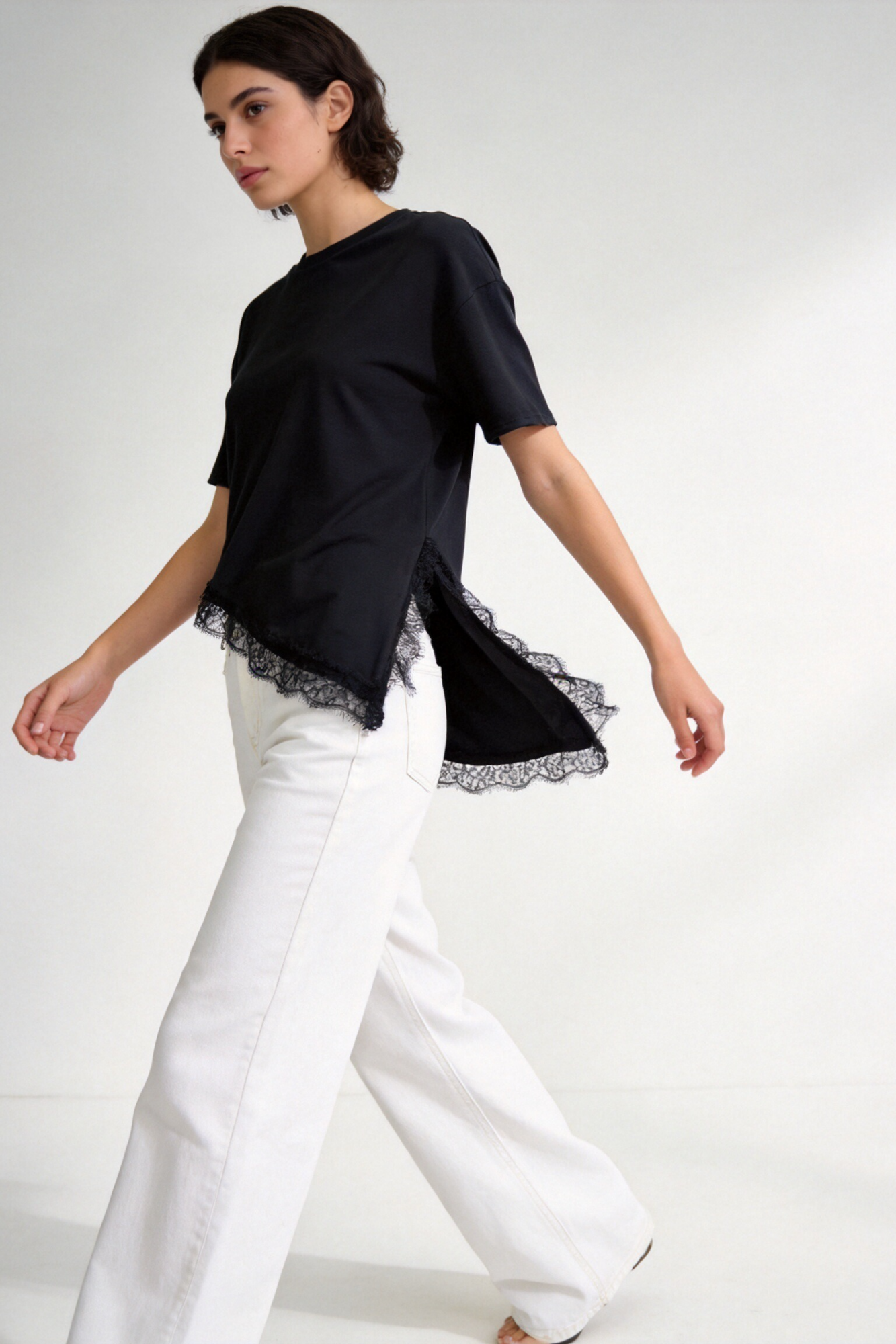 Camiseta Mujer Algodón Manga Corta Bajo Encaje Asimétrico con Apertura Lateral | Armonias