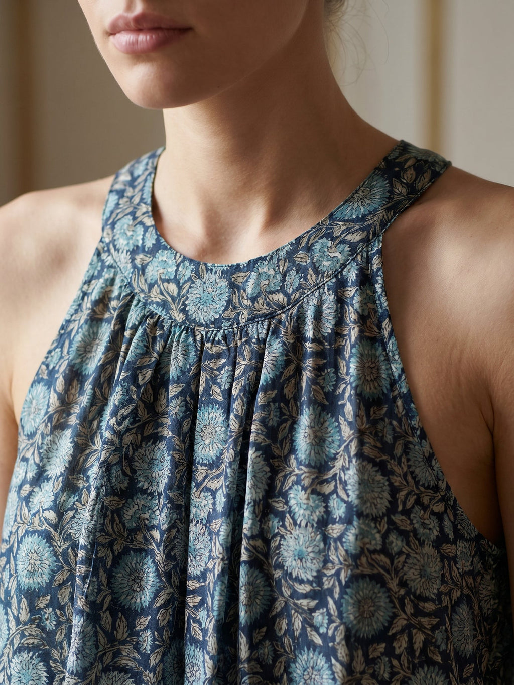 Top Corto Mujer Viscosa Cuello Halter con Botones Estampado | Armonias Teen