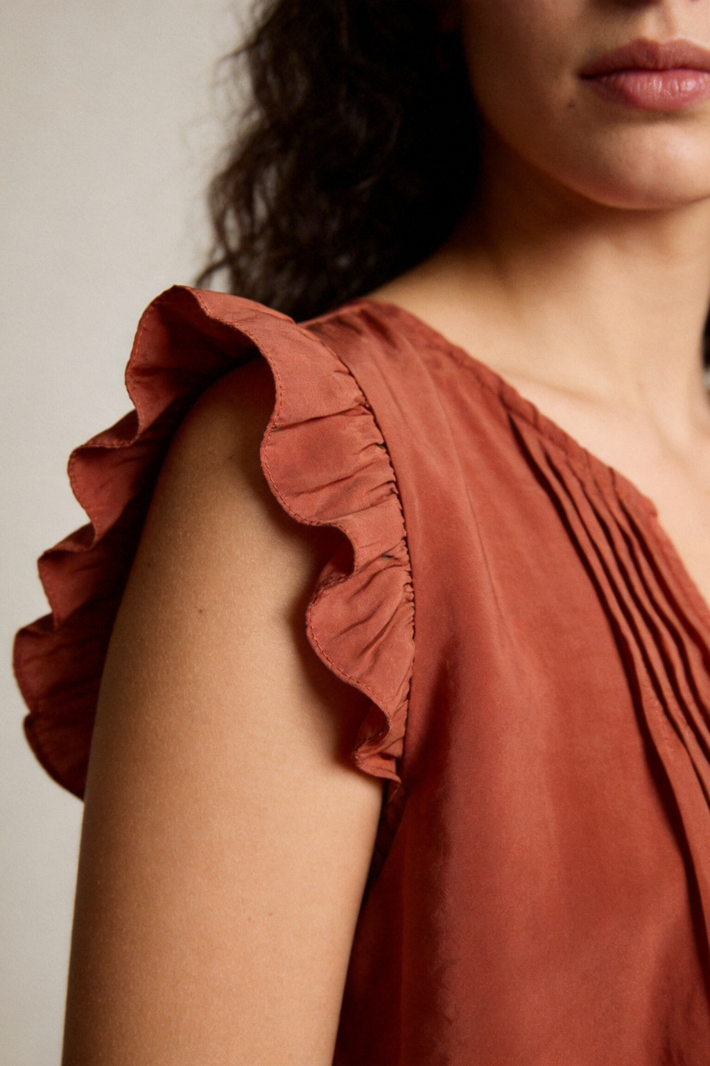 Blusa Mujer Viscosa Fluida Escote Pico con Volantes | Armonias