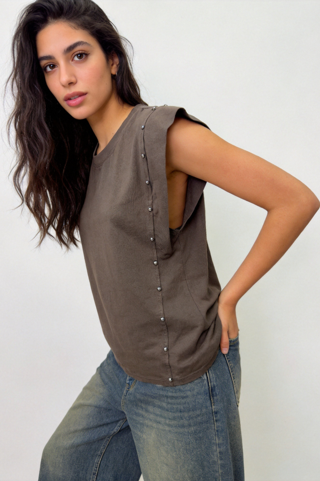 Camiseta Mujer Algodón Sin Mangas Cuello Redondo con Tachuelas Frontales | Armonias Teen