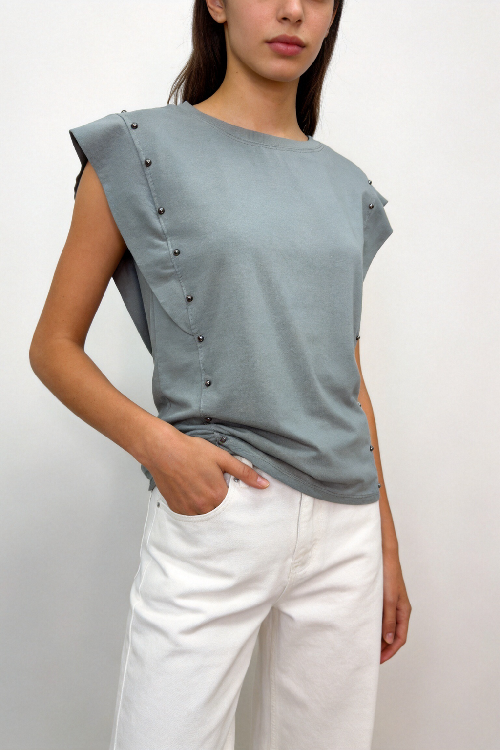 Camiseta Mujer Algodón Sin Mangas Cuello Redondo con Tachuelas Frontales | Armonias Teen