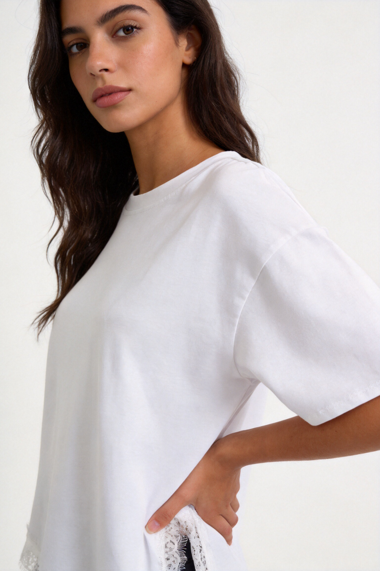 Camiseta Mujer Algodón Manga Corta Bajo Encaje Asimétrico con Apertura Lateral | Armonias