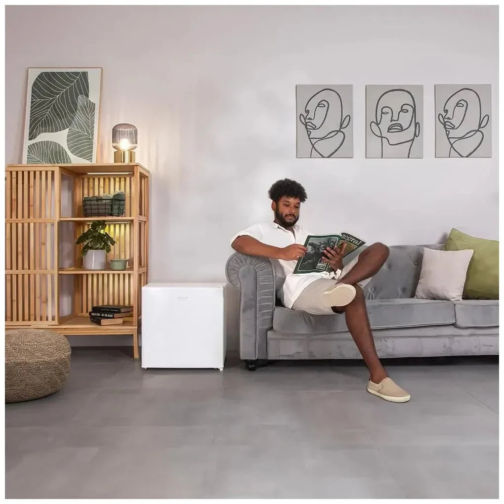 Mini Frigorífico Blanco 46L con Puerta Reversible y Eficiencia Energética E de Cecotec