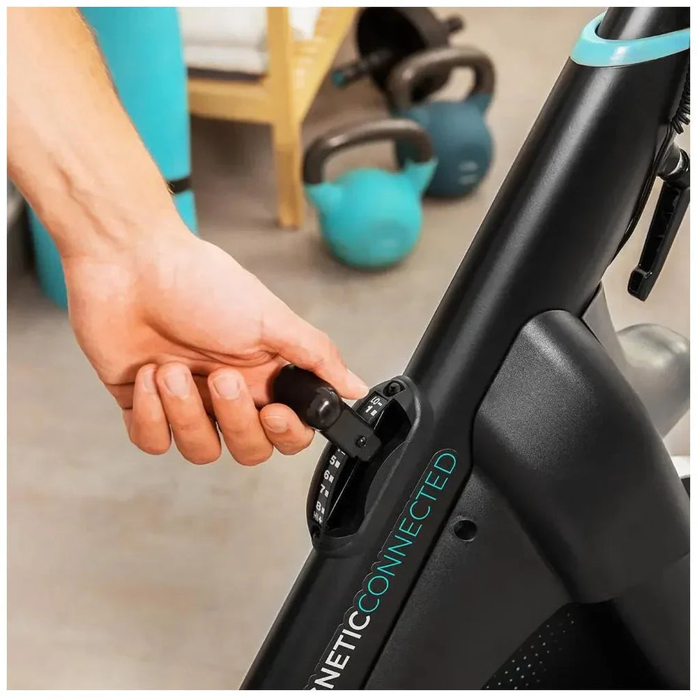 Bicicleta estatica Indoor DrumFit 24000 con volante de inercia de 24 kg resistencia magnética y conectividad APP Kinomap Cecotec