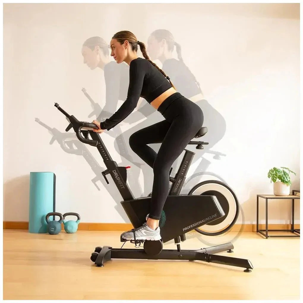 Bicicleta estatica Profesional DrumFit con volante de aluminio de 10 Kg inclinación motorizada y conexión APP Cecotec